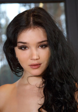 18 year old girl Ella Woods nudes on a vibrator after slowly removing clothing